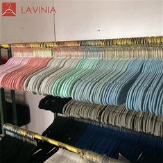 Baršunaste vješalice u boji